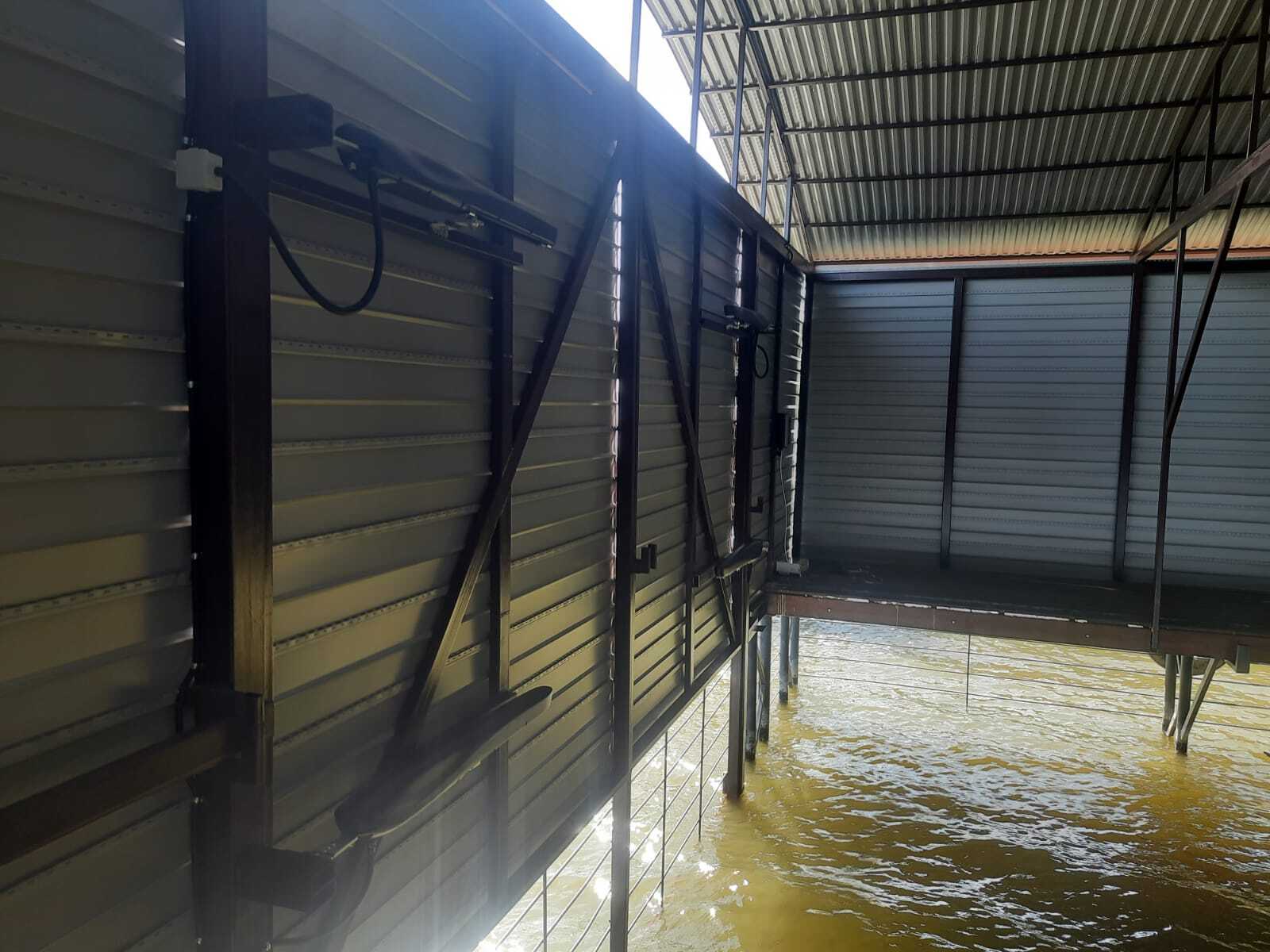 Установка автоматики на распашные ворота в гараж на воде для катеров