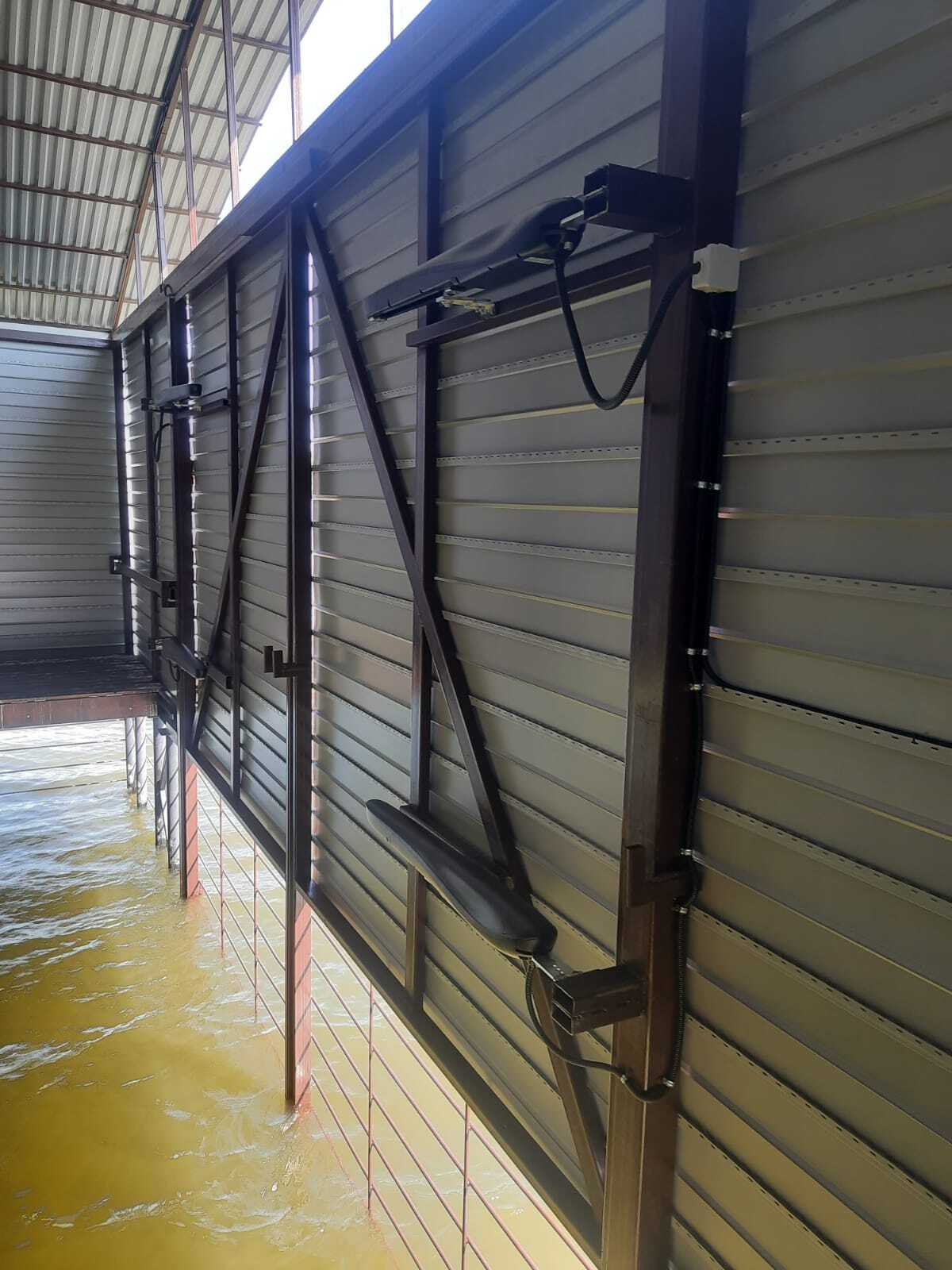 Установка автоматики на распашные ворота в гараж на воде для катеров